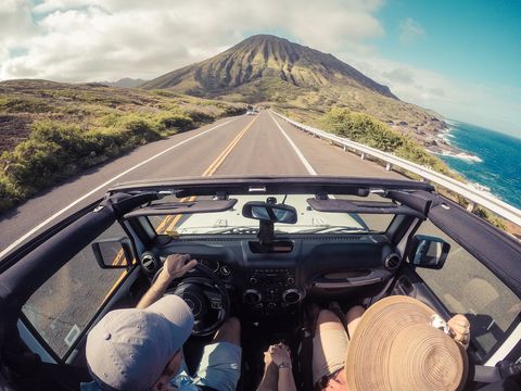 Couple qui voyage en voiture