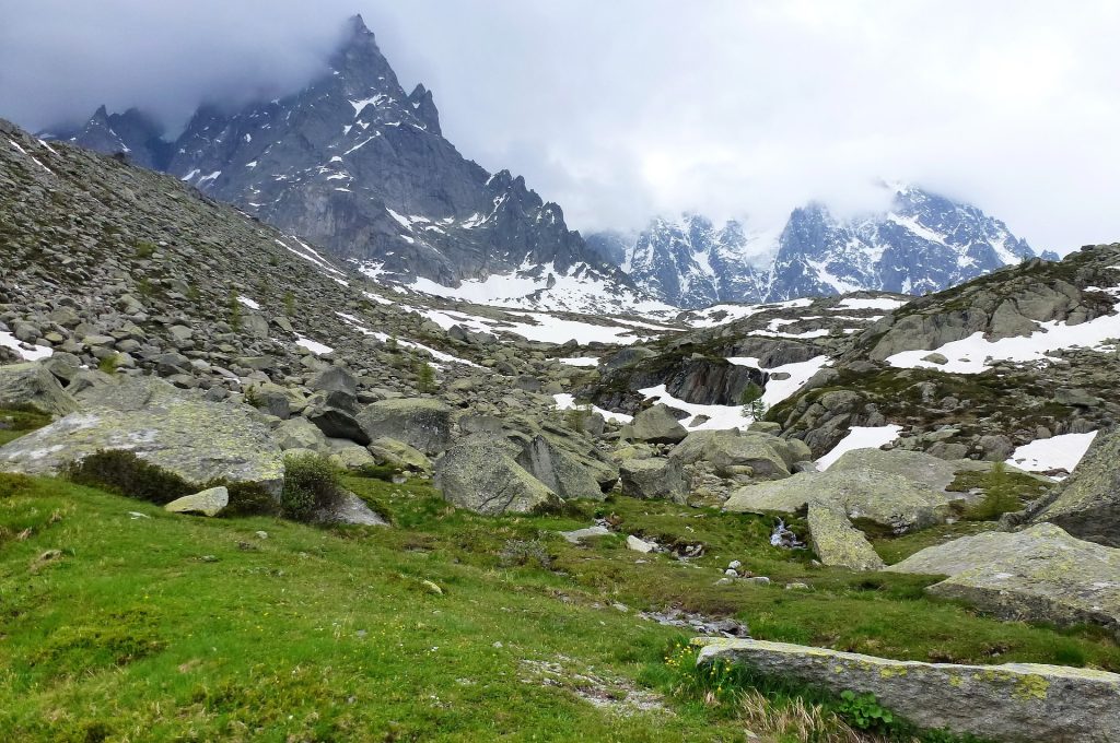 Paysage de montagnes enneigées en Haute-Savoie