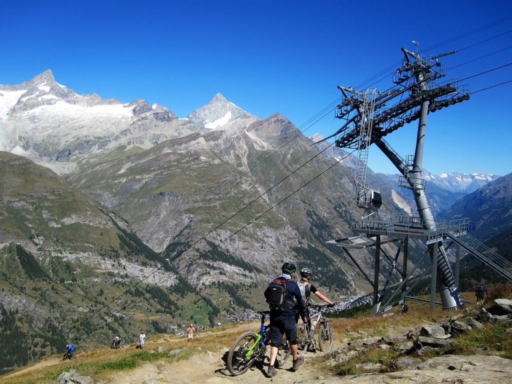 Hommes qui font du vélo l'été à la montagne