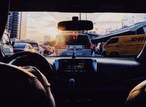 Vue de l'intérieur d'une voiture sur une route avec bouchons