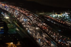 Route avec embouteillages la nuit