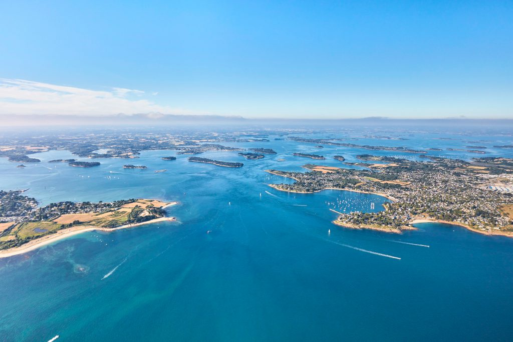 Vue aérienne du Golfe du Morbihan et de ses nombreuses îles