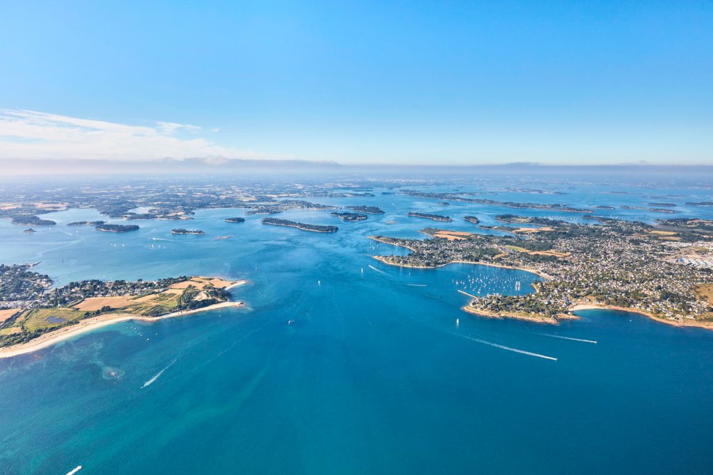 Vue aérienne du Golfe du Morbihan et de ses nombreuses îles