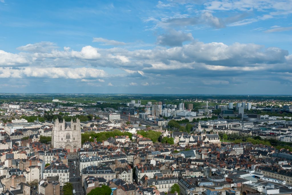 Vue panoramique et aérienne de la ville de Nantes en France