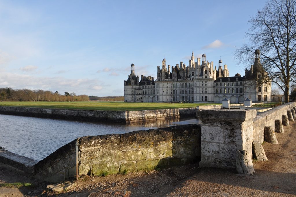 Château de la Loire vu depuis un pont qui traverse le fleuve